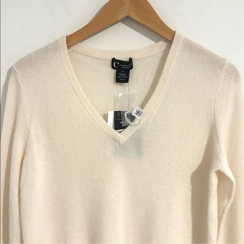C by Bloomingdale’s Cashmere Size M Women's Ivory V-Neck‎ Sweater